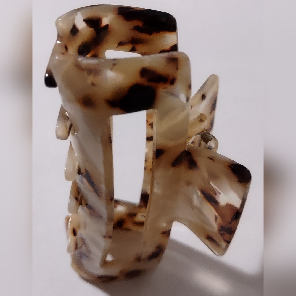 Tortoise Shell Hair Claw Clip - Picture 5 of 9